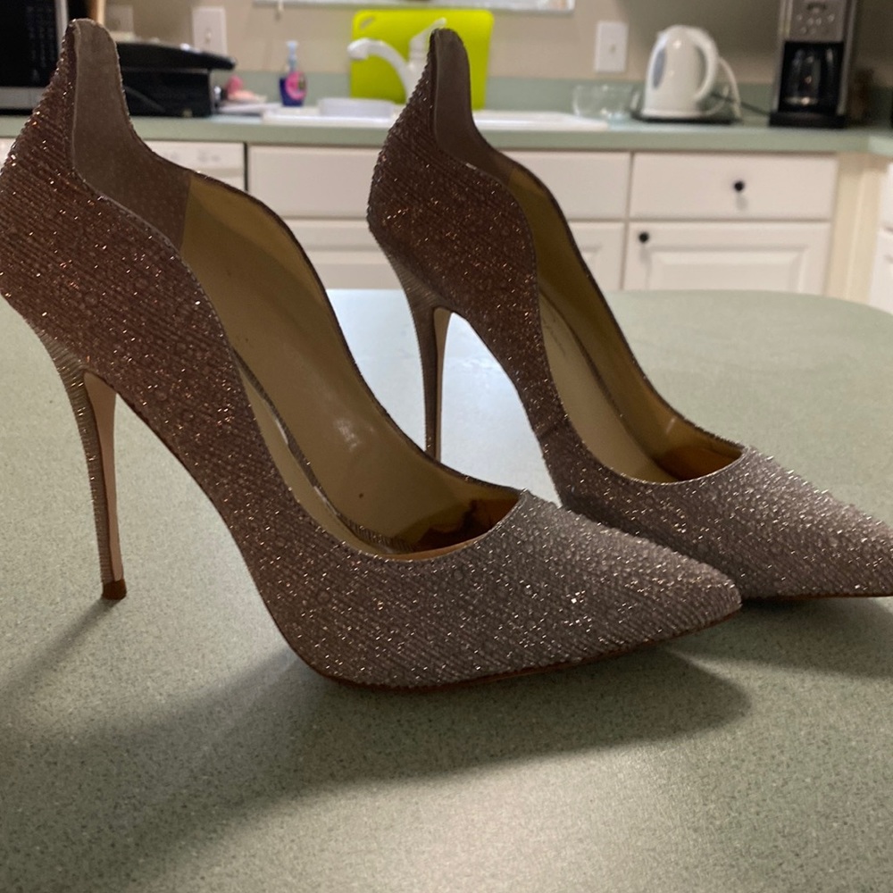 Like new soft rose gold w/champagne sparkle high heel shoes size 10